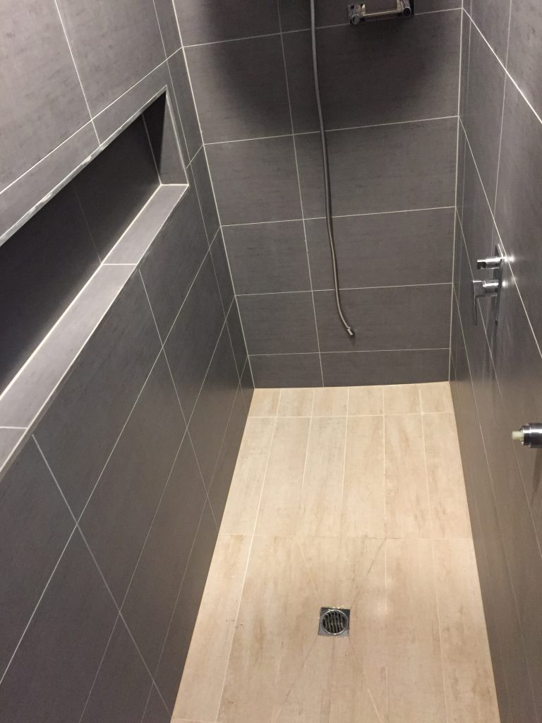 tiles shower base with central waste