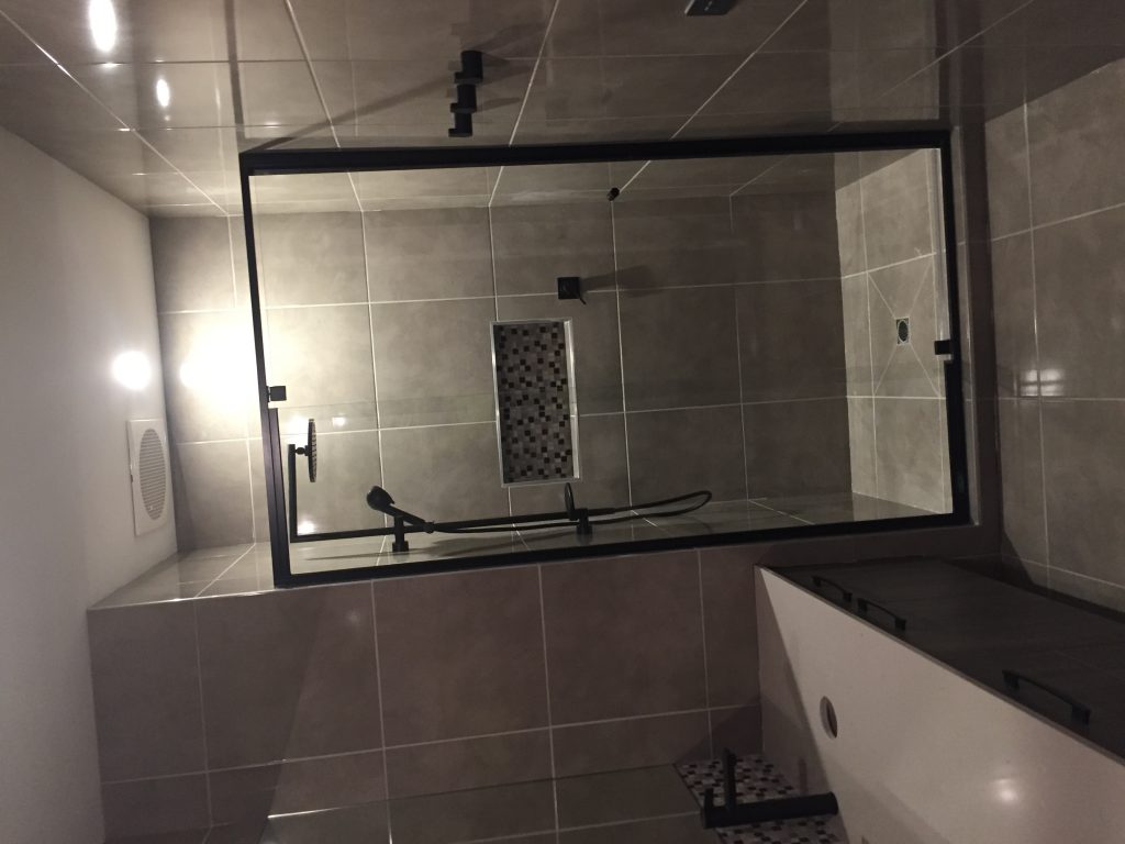 en suite enclosure with mosaic feature insert